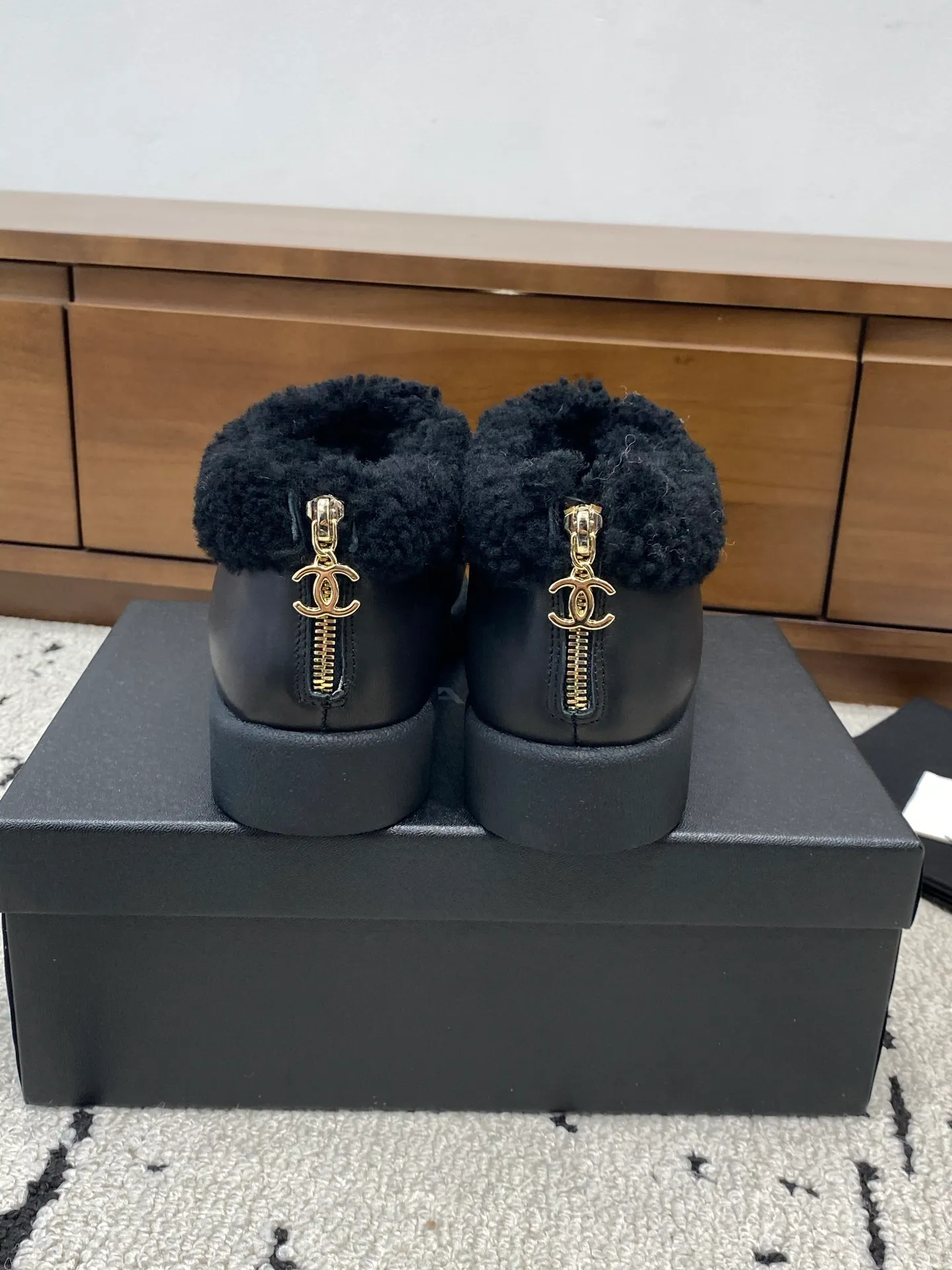 👟👟Ex-factory price 640👟👟 🍀Chanel 2025 autumn and winter style wool shoes Chanel new autumn and winter genuine wool slippers and boots Xiaoxiang 2025 autumn and winter one of the most beautiful snow boots Classic, beautiful and warm snow boots ❤️super warm! It's enough to have it this winter, it's really beautiful and fairy~ Materials and craftsmanship: The upper is made of custom sheepskin/wool/sheepskin, and the inner pads are all made of wool. It feels very soft and comfortable! The sole is the original TPU outsole Size: 35-39 (40.41 customized, non-refundable)